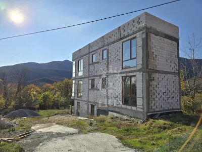 Дом 200 м² на 6 сот., Розовый